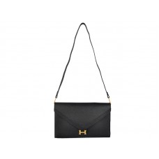Clutch tipo sobre Hermes Pilot en color negro con herrajes dorados