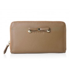 Cartera Prada Saffiano con cremallera y detalle de lazo en color caqui