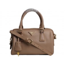 Bolso Prada mediano con asa superior de piel de becerro Saffiano en beige