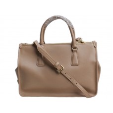 Bolso de hombro convertible con marco de piel Saffiano de Prada, color canela