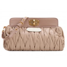 Miu Miu Matelasse - Clutch convertible extragrande en beige