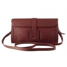 Bolso de mano con solapa Hermes en color rojo violáceo
