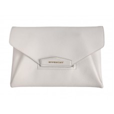 Clutch tipo sobre Antigona de Givenchy en piel granulada blanca