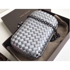Bottega Veneta Clutch Con Nudo En Boucher Intreccio Plateado