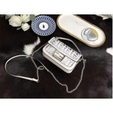 Bolso baguette pequeño Fendi en poliuretano blanco