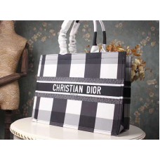 Bolso tote de cuadros blancos y negros de Dior