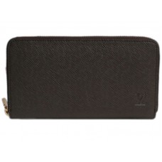 Cartera Louis Vuitton Taiga de piel con cremallera color chocolate
