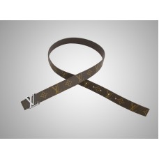 Cinturón Louis Vuitton Monogram con iniciales plateadas