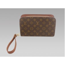 Pochette con monograma de Louis Vuitton Orsay