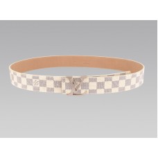 Cinturón Louis Vuitton con iniciales Damier Azure y hebilla plateada