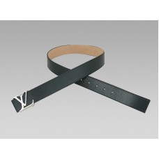 Cinturón de piel negra con iniciales de Louis Vuitton y hebilla plateada