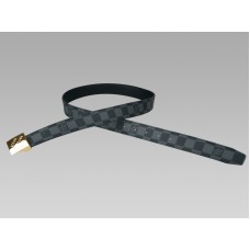Cinturón Damier Graphite con hebilla dorada y firma oblicua de Louis Vuitton