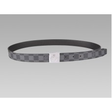 Cinturón Damier Graphite con hebilla plateada y firma oblicua de Louis Vuitton
